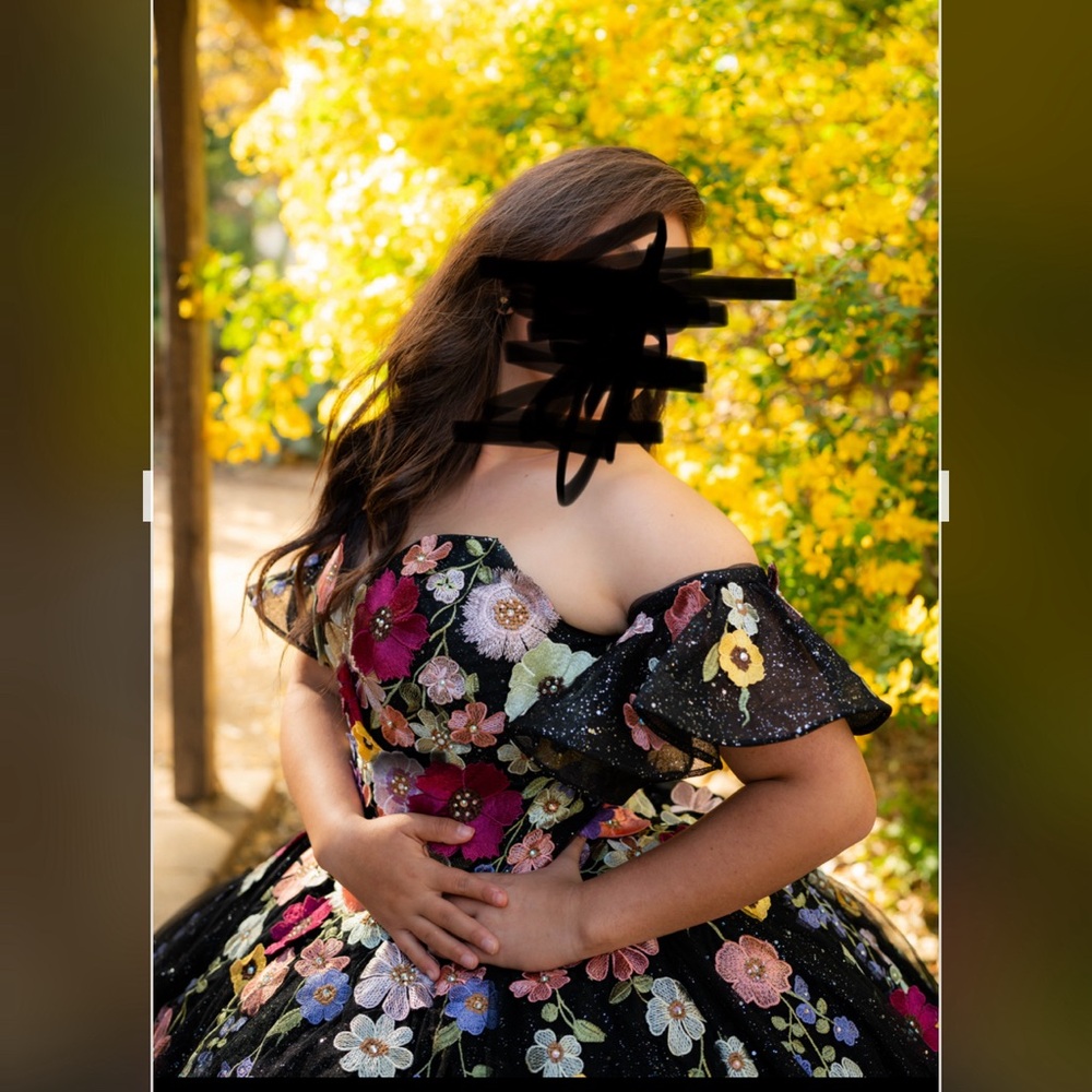 Beautiful black dressss with great floral on like new